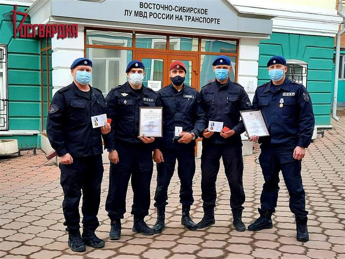 В Иркутске наградили сотрудников СОБР Росгвардии за плодотворное сотрудничество с линейным управлением МВД России на транспорте