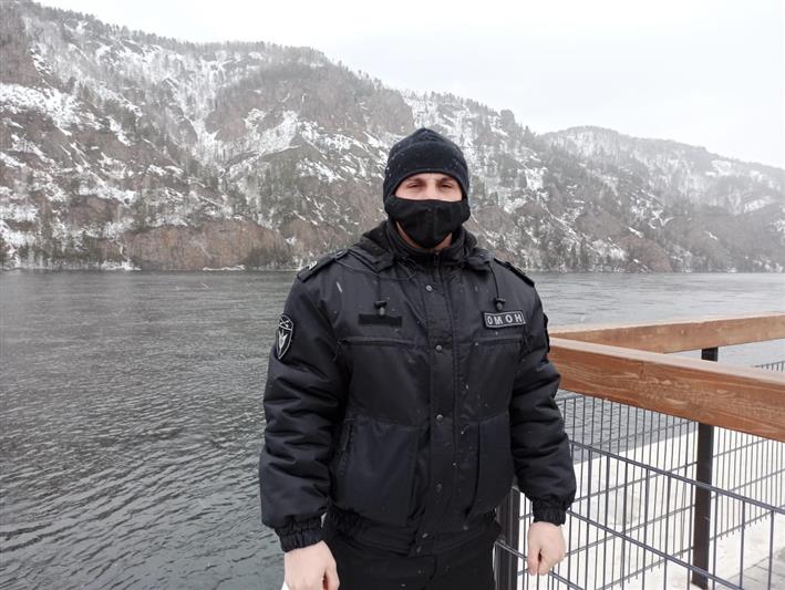 В Красноярске сотрудник ОМОН Росгвардии спас упавшую в реку девушку