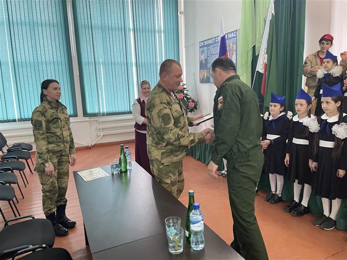 Росгвардейцы проводят тематические мероприятия в образовательных учреждениях Чеченской Республике