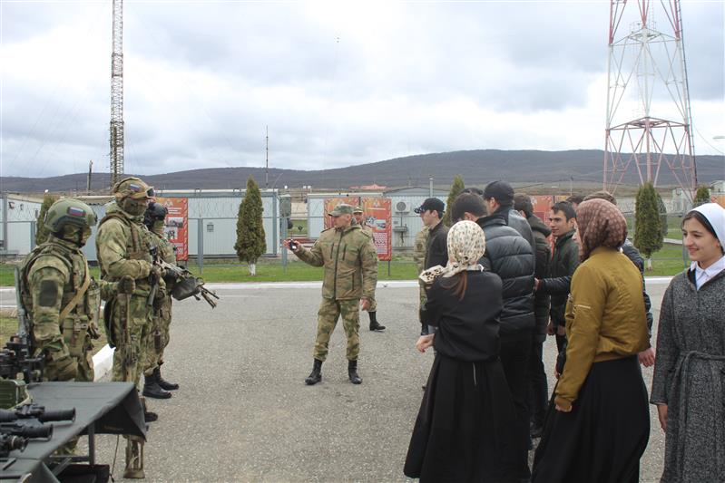 В Гудермесском полку Росгвардии состоялся День открытых дверей для школьников 