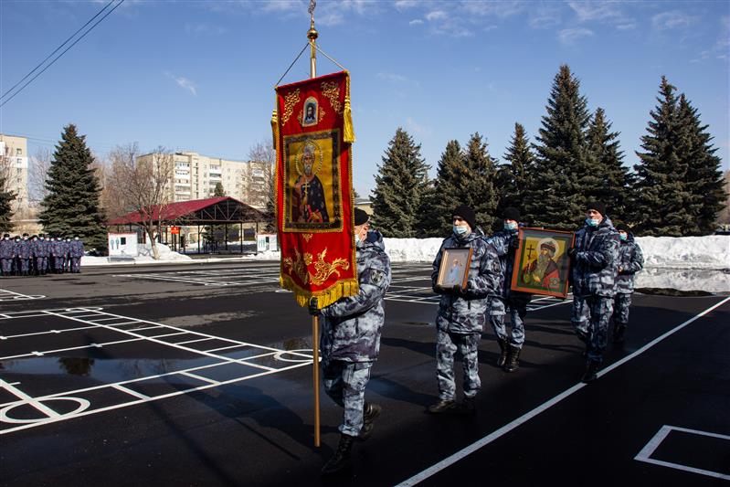 В Саратове в дар росгвардейцам переданы православные святыни