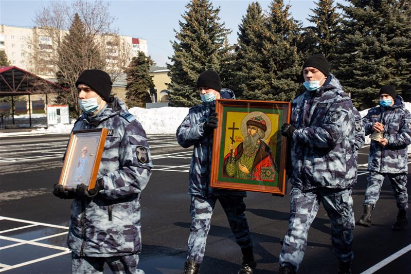 В Саратове в дар росгвардейцам переданы православные святыни