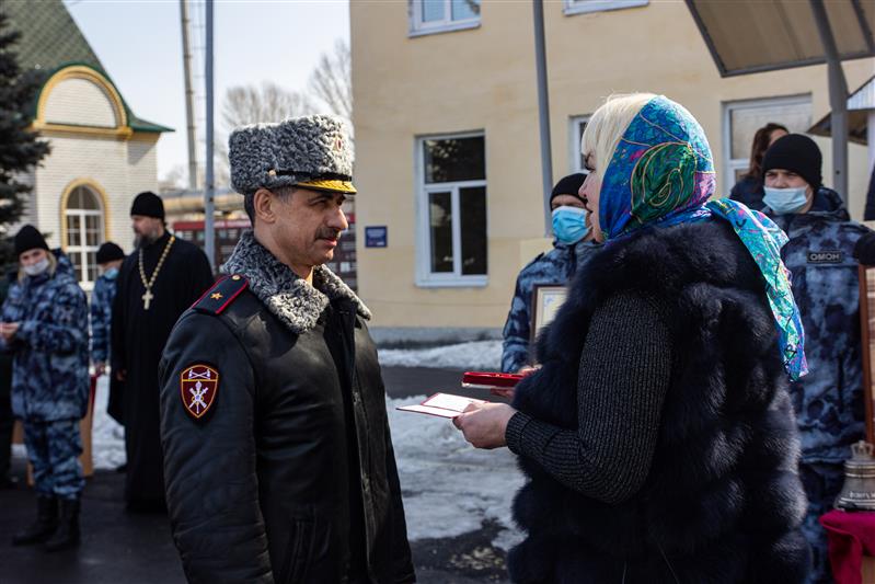 В Саратове в дар росгвардейцам переданы православные святыни