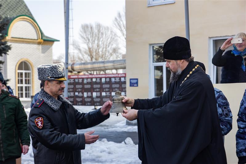 В Саратове в дар росгвардейцам переданы православные святыни