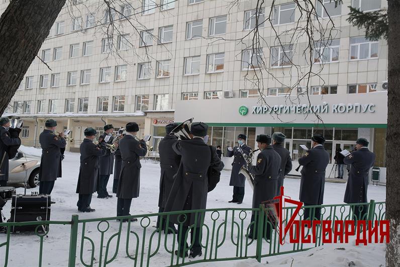 В Уральском округе росгвардейцы поздравили с 8 Марта воспитанниц социальных центров и устроили праздничный концерт под окнами детской больницы