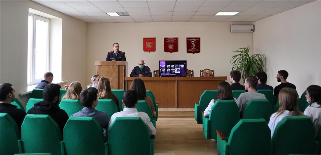 В Пятигорске росгвардейцы провели День открытых дверей для студентов