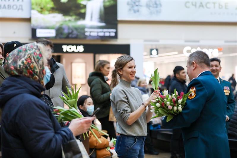Росгвардия провела праздничный флешмоб к 8 марта в Москве