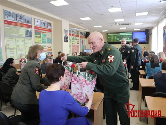 В управлении Уральского округа Росгвардии поздравили женщин с праздником 8 марта