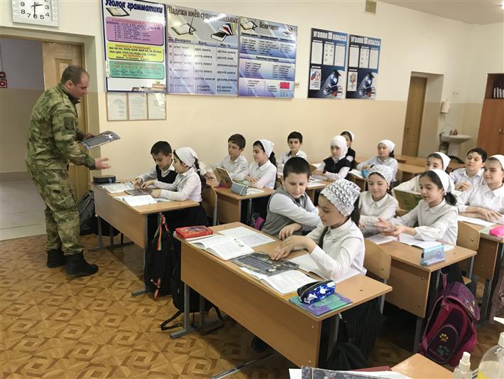 Росгвардейцы проводят тематические мероприятия в образовательных учреждениях Чеченской Республике