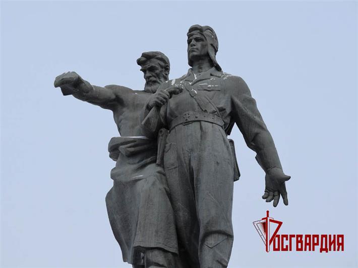 Командующий Уральским округом Росгвардии возложил цветы к памятнику воинам Уральского добровольческого танкового корпуса