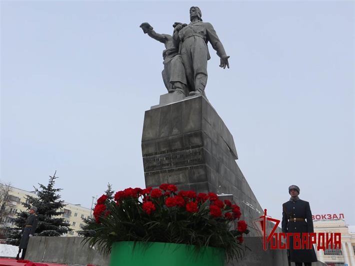 Командующий Уральским округом Росгвардии возложил цветы к памятнику воинам Уральского добровольческого танкового корпуса