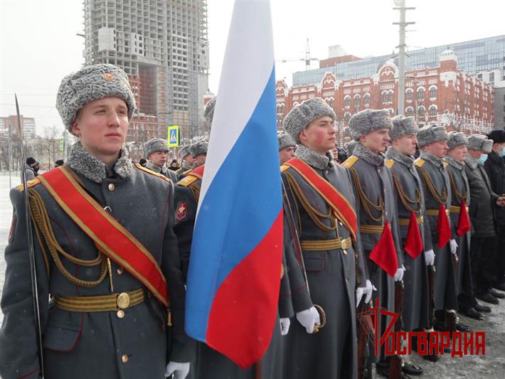Командующий Уральским округом Росгвардии возложил цветы к памятнику воинам Уральского добровольческого танкового корпуса