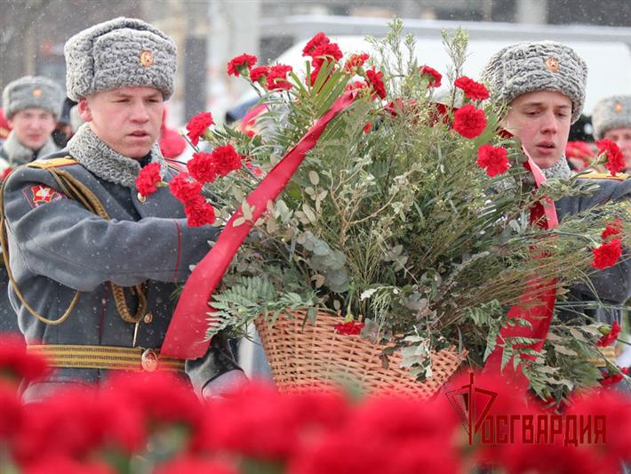 Командующий Уральским округом Росгвардии возложил цветы к памятнику воинам Уральского добровольческого танкового корпуса