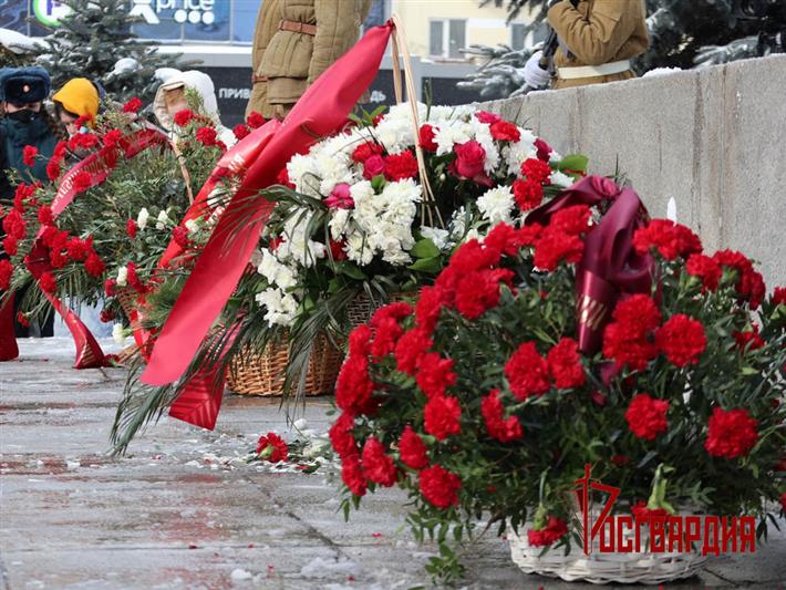 Командующий Уральским округом Росгвардии возложил цветы к памятнику воинам Уральского добровольческого танкового корпуса