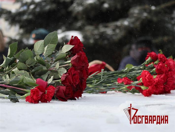 Командующий Уральским округом Росгвардии возложил цветы к памятнику воинам Уральского добровольческого танкового корпуса