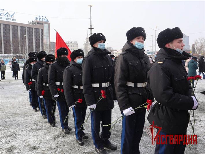 Командующий Уральским округом Росгвардии возложил цветы к памятнику воинам Уральского добровольческого танкового корпуса