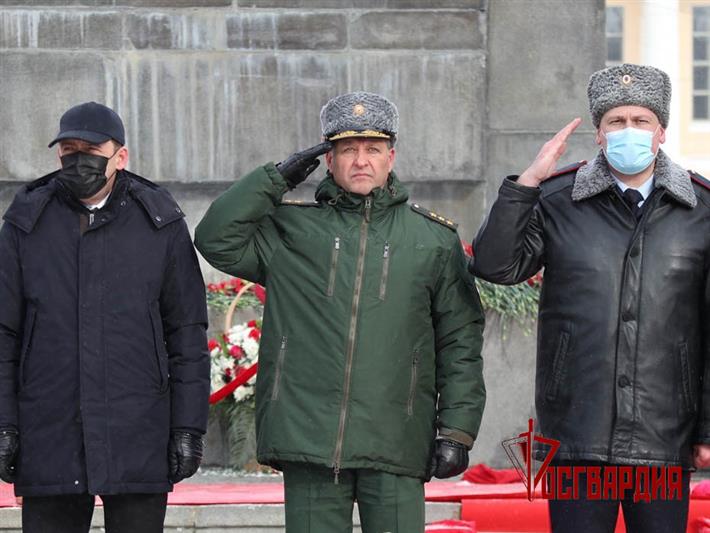 Командующий Уральским округом Росгвардии возложил цветы к памятнику воинам Уральского добровольческого танкового корпуса
