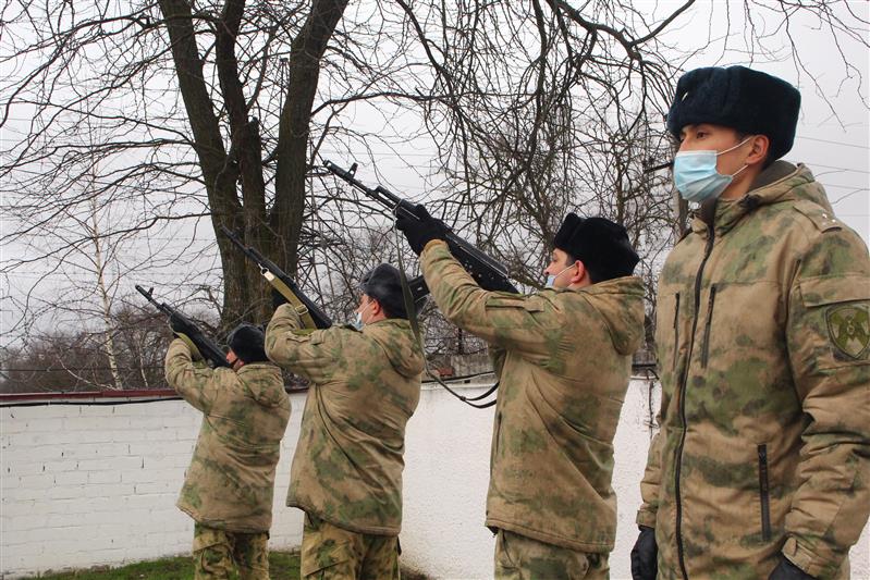  В наурском полку Росгвардии почтили память погибших товарищей