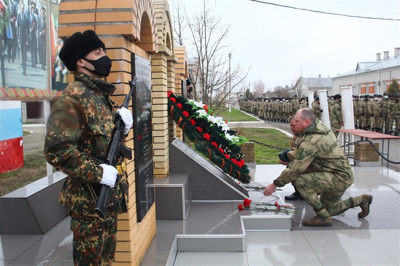  В наурском полку Росгвардии почтили память погибших товарищей