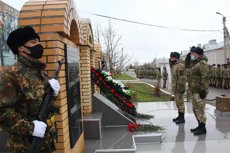  В наурском полку Росгвардии почтили память погибших товарищей