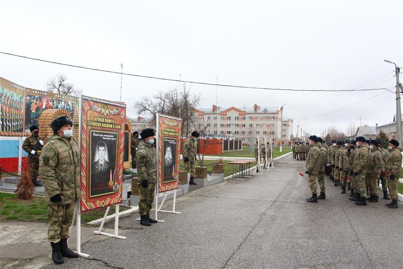  В наурском полку Росгвардии почтили память погибших товарищей