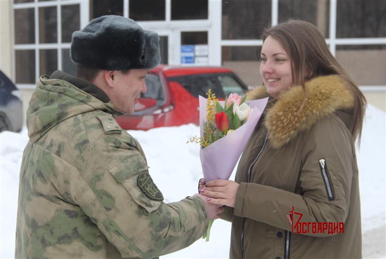 «Весенние комплименты от Росгвардии» дарят уралочкам представители ведомства накануне 8 марта 