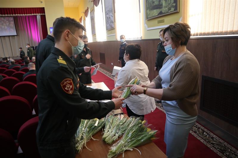 Командующий Северо-Западным округом Росгвардии поздравил женщин с Международным женским днем