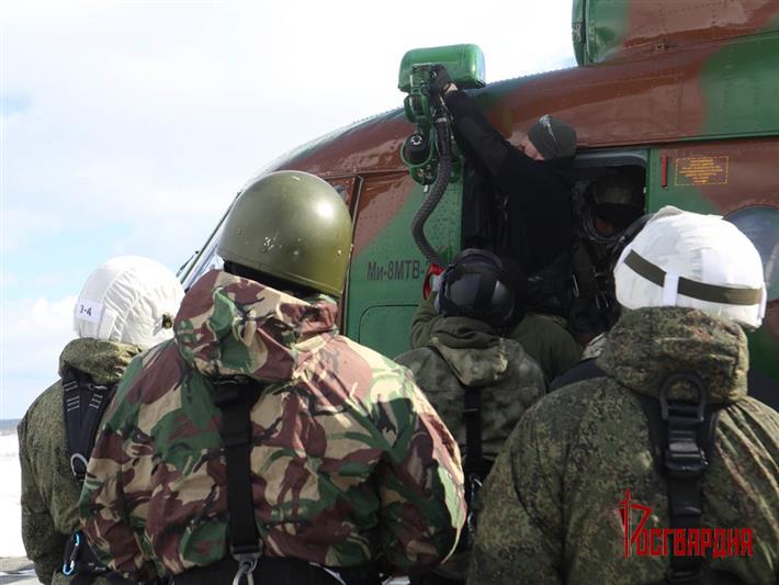 В Уральском округе Росгвардии проходит сбор с выпускающими при проведении беспарашютного десантирования из вертолета (видео)
