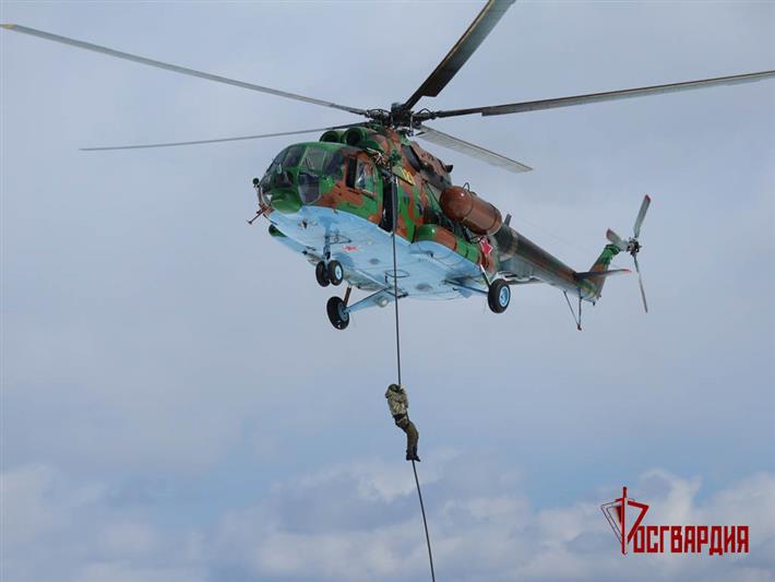 В Уральском округе Росгвардии проходит сбор с выпускающими при проведении беспарашютного десантирования из вертолета (видео)