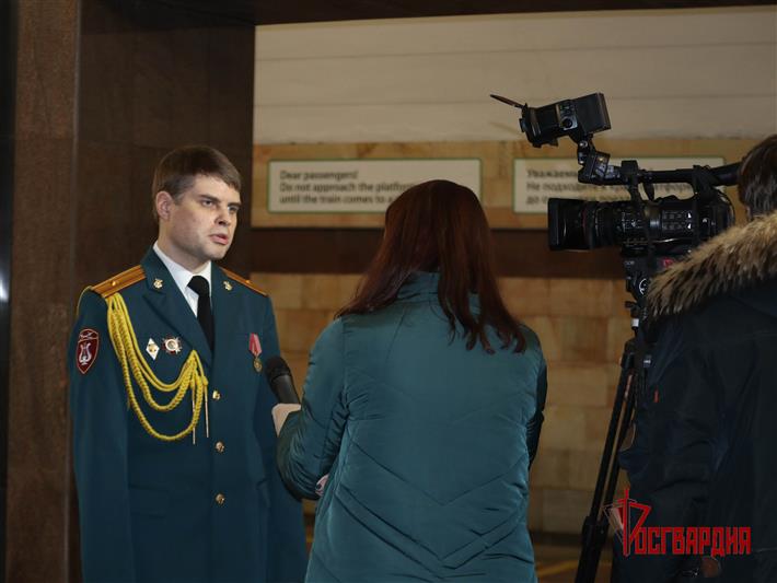 Ансамбль песни и пляски Уральского округа Росгвардии выступил с концертом в Екатеринбургском метрополитене