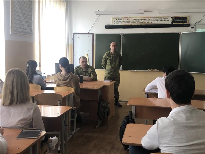 В Грозном в преддверии Дня Росгвардии состоялись  тематические мероприятия в ведомственной школе №1