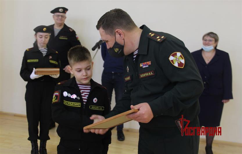 Кадеты и тюменские школьники поздравили своих наставников - росгвардейцев с юбилеями ведомства (видео)