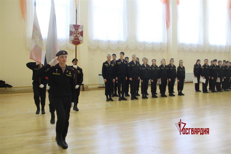 Кадеты и тюменские школьники поздравили своих наставников - росгвардейцев с юбилеями ведомства (видео)