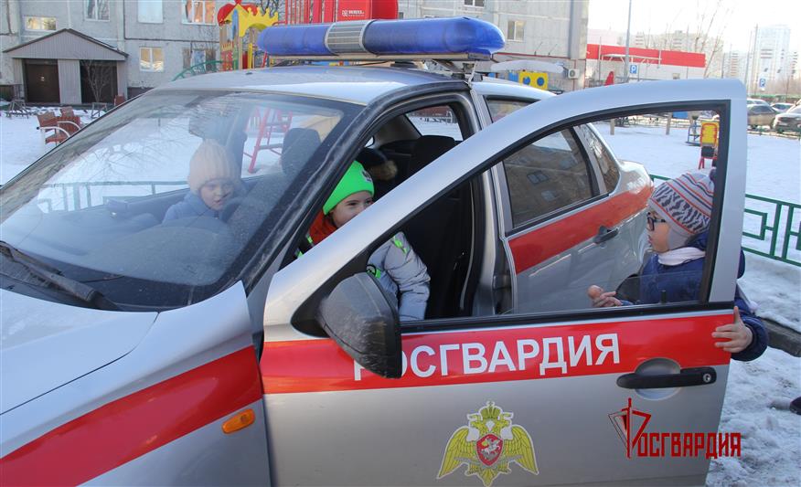 В Тюмени росгвардейцы подарили праздник особенным детям и исполнили их мечты