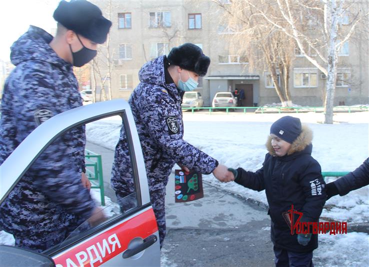 В Тюмени росгвардейцы подарили праздник особенным детям и исполнили их мечты