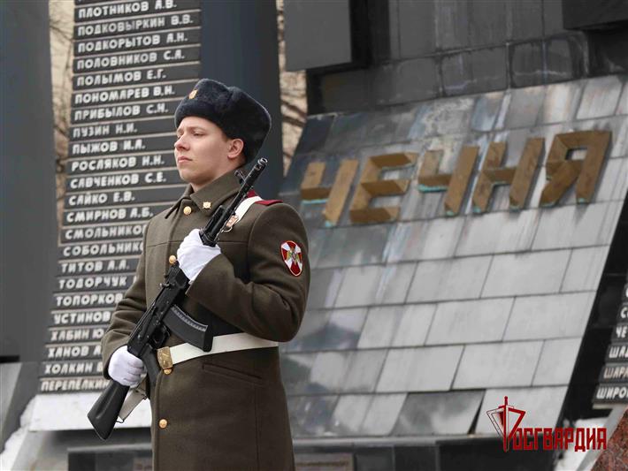 Командующий Уральским округом Росгвардии возложил цветы к мемориалу «Черный тюльпан» в Екатеринбурге