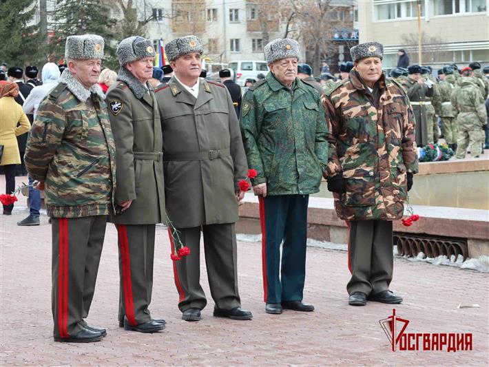 Командующий Уральским округом Росгвардии возложил цветы к мемориалу «Черный тюльпан» в Екатеринбурге