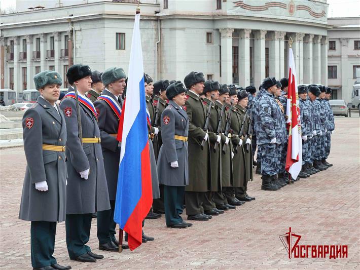 Командующий Уральским округом Росгвардии возложил цветы к мемориалу «Черный тюльпан» в Екатеринбурге