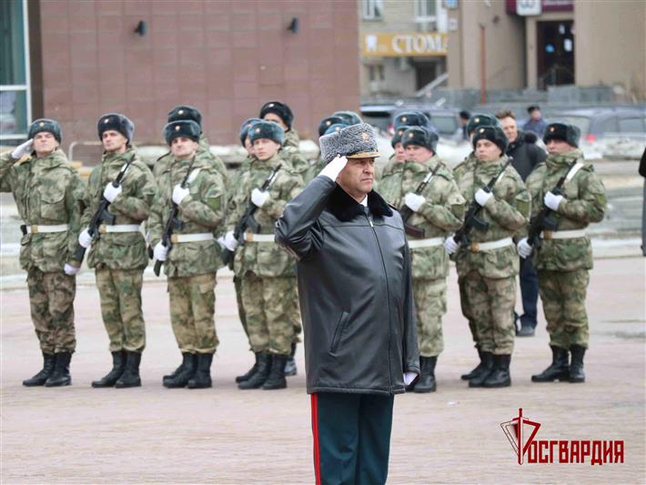 Командующий Уральским округом Росгвардии возложил цветы к мемориалу «Черный тюльпан» в Екатеринбурге