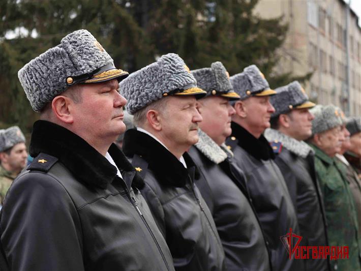 Командующий Уральским округом Росгвардии возложил цветы к мемориалу «Черный тюльпан» в Екатеринбурге