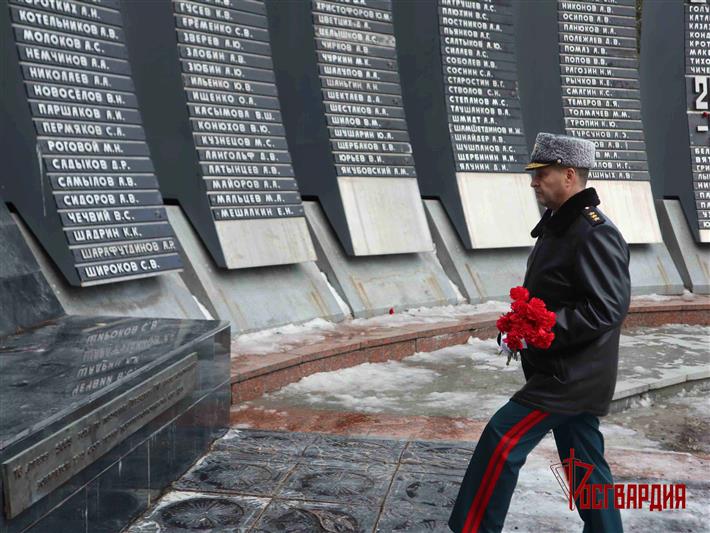 Командующий Уральским округом Росгвардии возложил цветы к мемориалу «Черный тюльпан» в Екатеринбурге