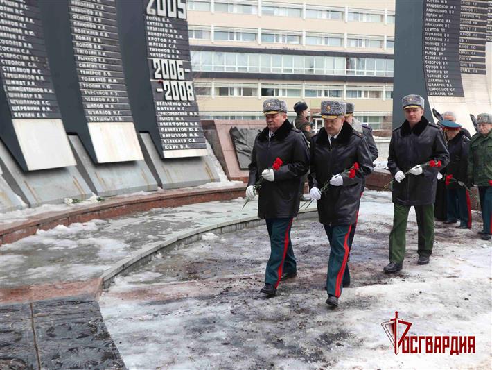 Командующий Уральским округом Росгвардии возложил цветы к мемориалу «Черный тюльпан» в Екатеринбурге