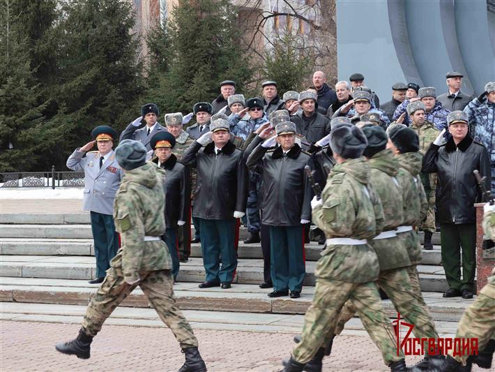 Командующий Уральским округом Росгвардии возложил цветы к мемориалу «Черный тюльпан» в Екатеринбурге