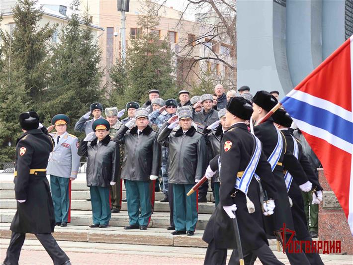 Командующий Уральским округом Росгвардии возложил цветы к мемориалу «Черный тюльпан» в Екатеринбурге