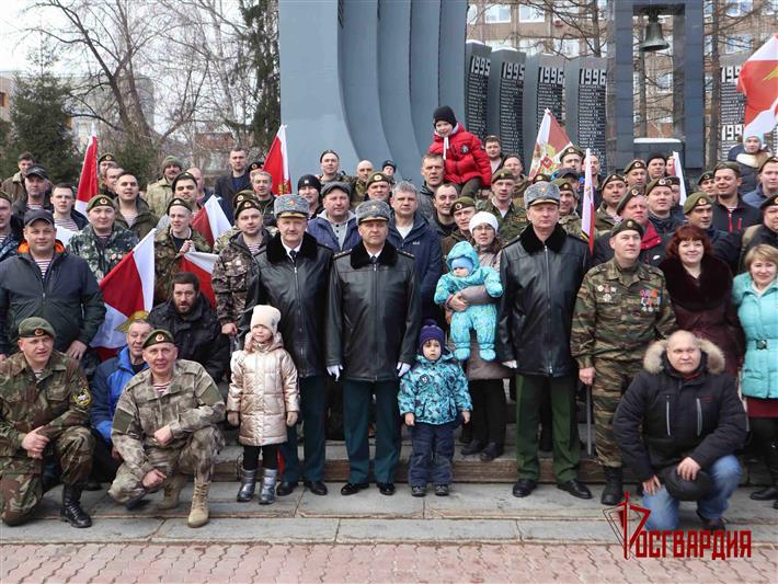 Командующий Уральским округом Росгвардии возложил цветы к мемориалу «Черный тюльпан» в Екатеринбурге