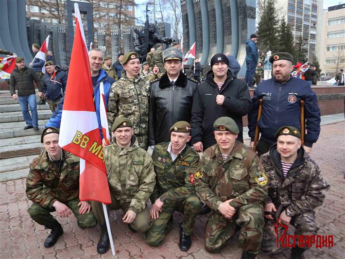 Командующий Уральским округом Росгвардии возложил цветы к мемориалу «Черный тюльпан» в Екатеринбурге