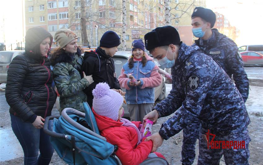 В Тюмени росгвардейцы подарили праздник особенным детям и исполнили их мечты