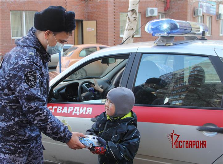 В Тюмени росгвардейцы подарили праздник особенным детям и исполнили их мечты