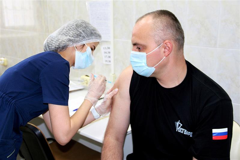 В Ростовской области росгвардейцы приняли участие в добровольной вакцинации населения от СOVID-19 (видео, фото)
