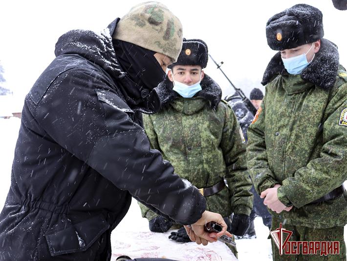 В Республике Алтай росгвардейцы провели мастер-класс для воспитанников школы-интерната 